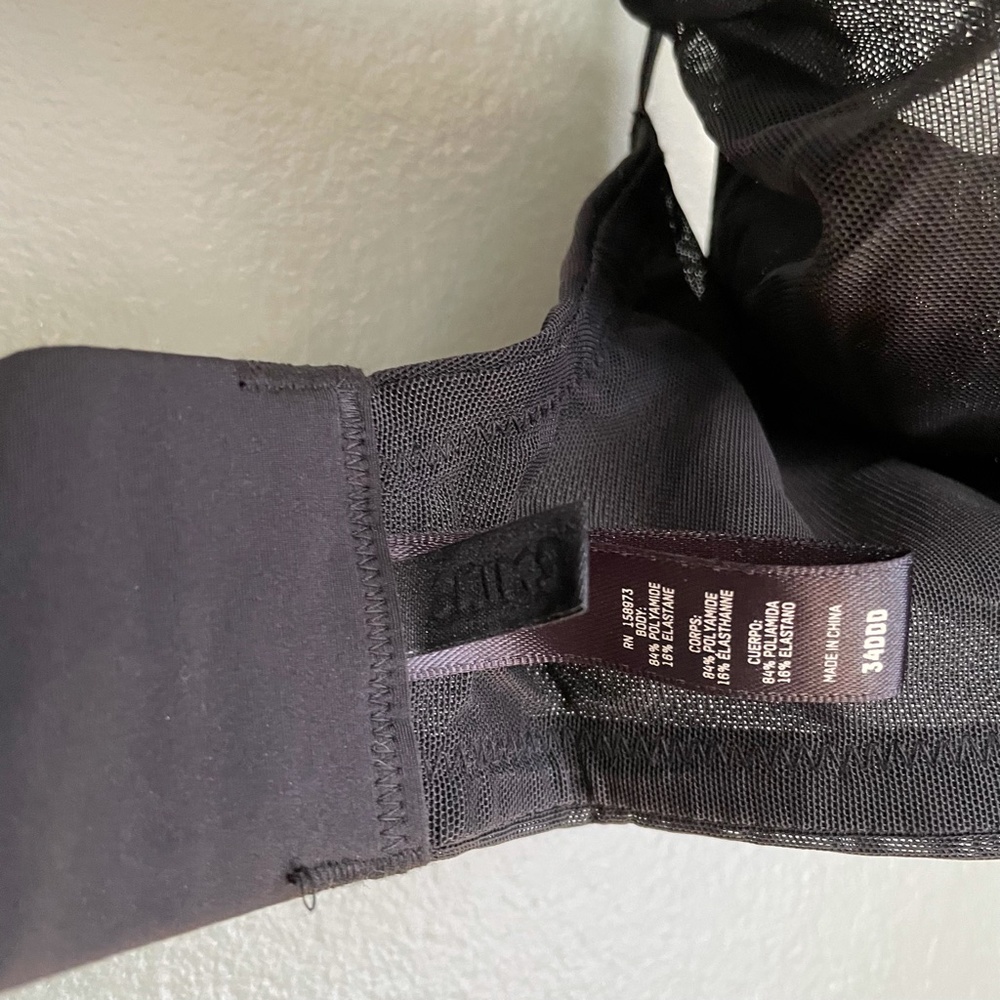 SKIMS Black Plunge Underwire Bra - Picture 4 of 4
